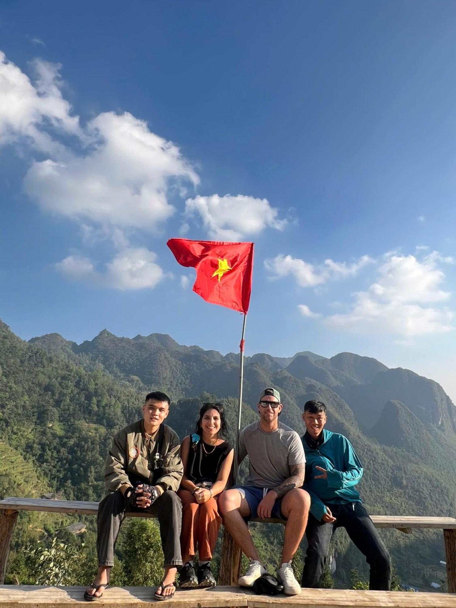 Hg Hostel Provide Tours & Motorbikes 河江 外观 照片