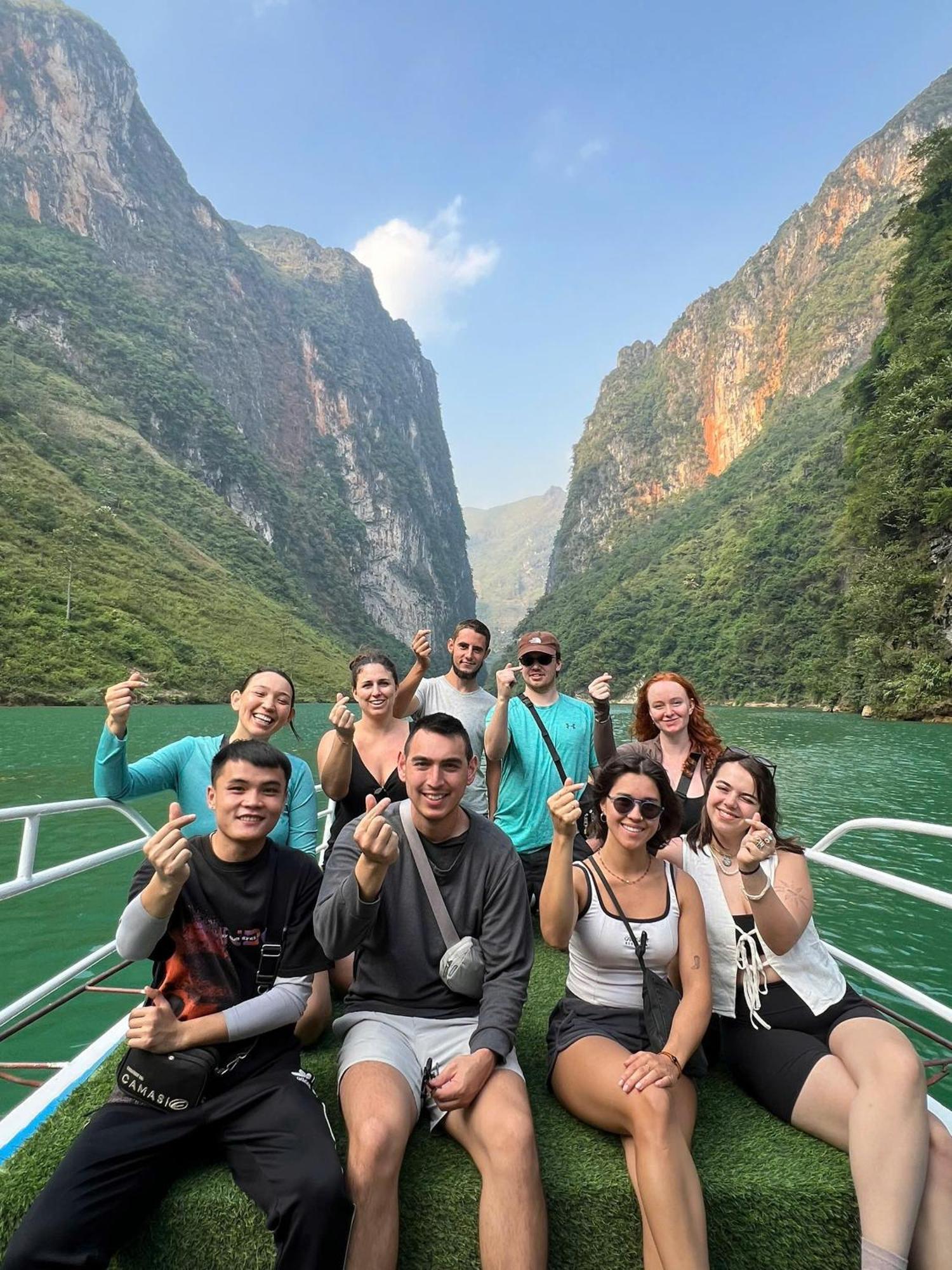 Hg Hostel Provide Tours & Motorbikes 河江 外观 照片